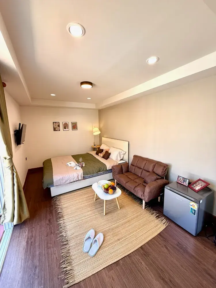 ห้องดีลักซ์ เตียงใหญ่ พร้อมวิวสระว่ายน้ำ