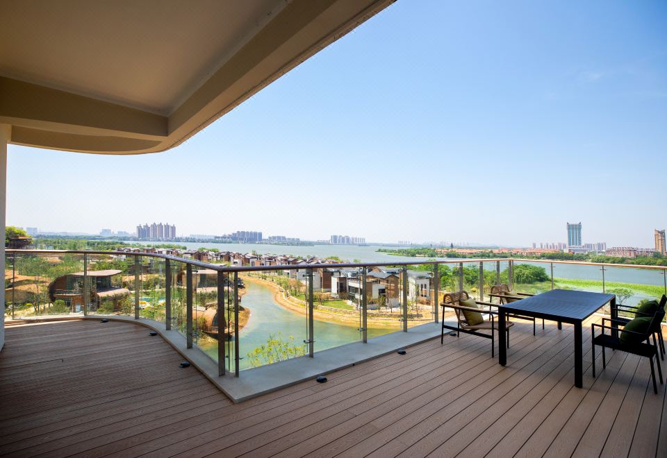 Wuhan Chengjian Senbo Nature Park & Resort HotelExcutive Nonsmoking Waterview Suite