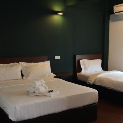 Suite Triple Bebas Rokok Kupon Room V @ Kluang Parade