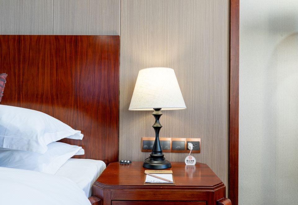 Zhongle Six Star HotelDeluxe Queen Room