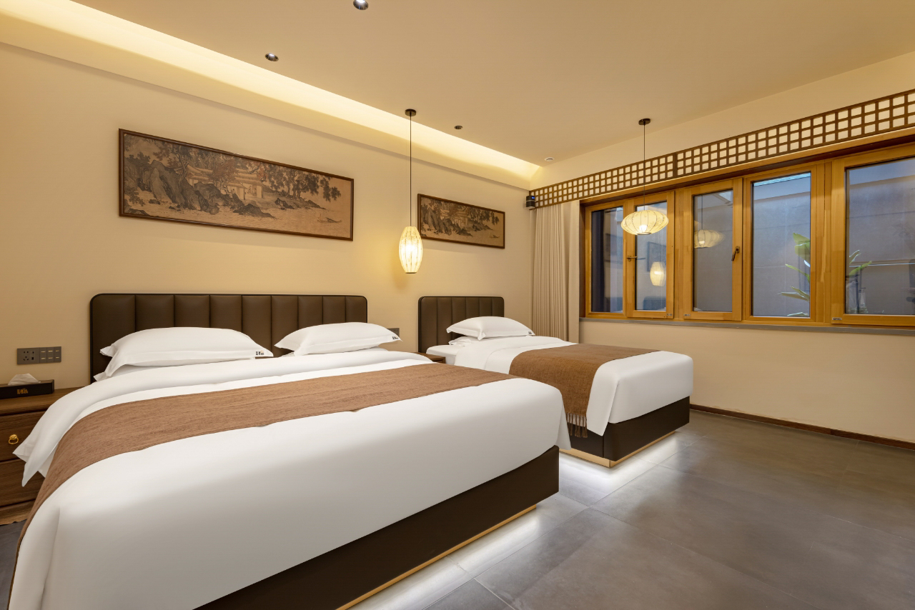 夯墙拓影双床房|智能客控+高清投影+可控温度直饮机