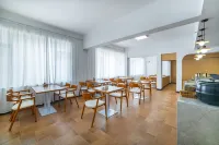 Qiyu Xingcheng Hotel (Hezhou Avenue Ailian Lake Park)