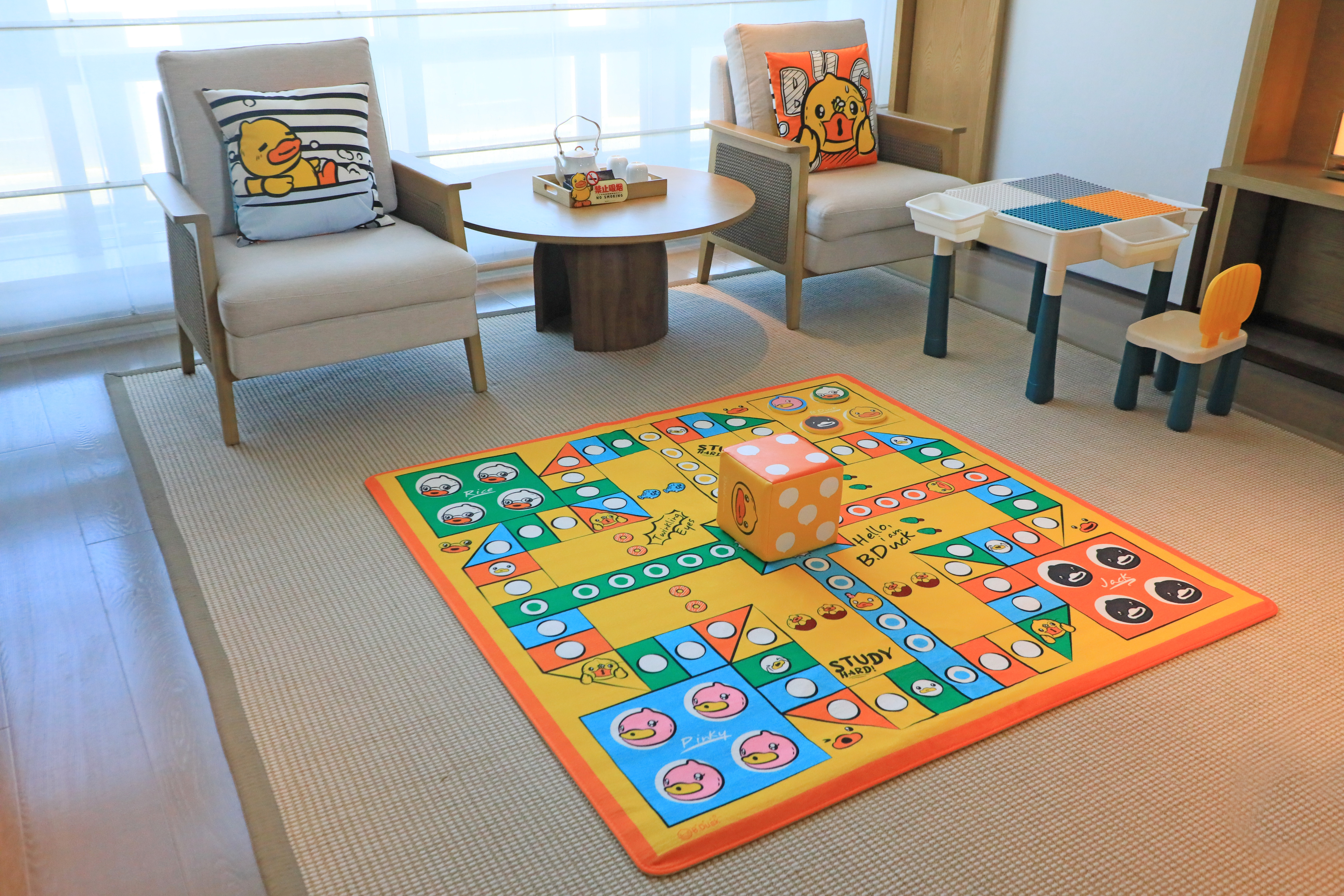 小黄鸭主题湖景套房