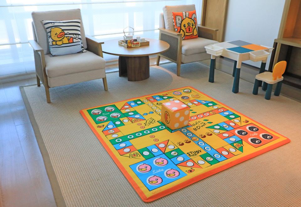 小黄鸭主题湖景套房