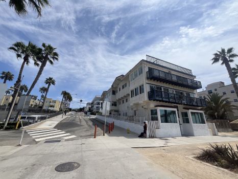 Santa Monica Pier Apartments