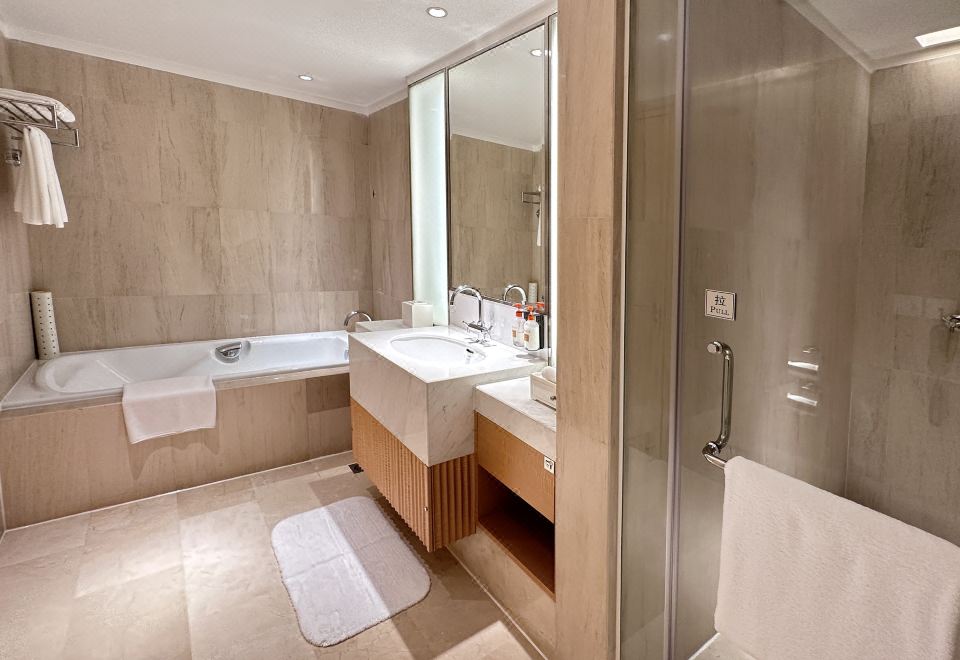 Crowne Plaza Shenzhen Futian1 King 1 Bedroom Suite Lounge Access