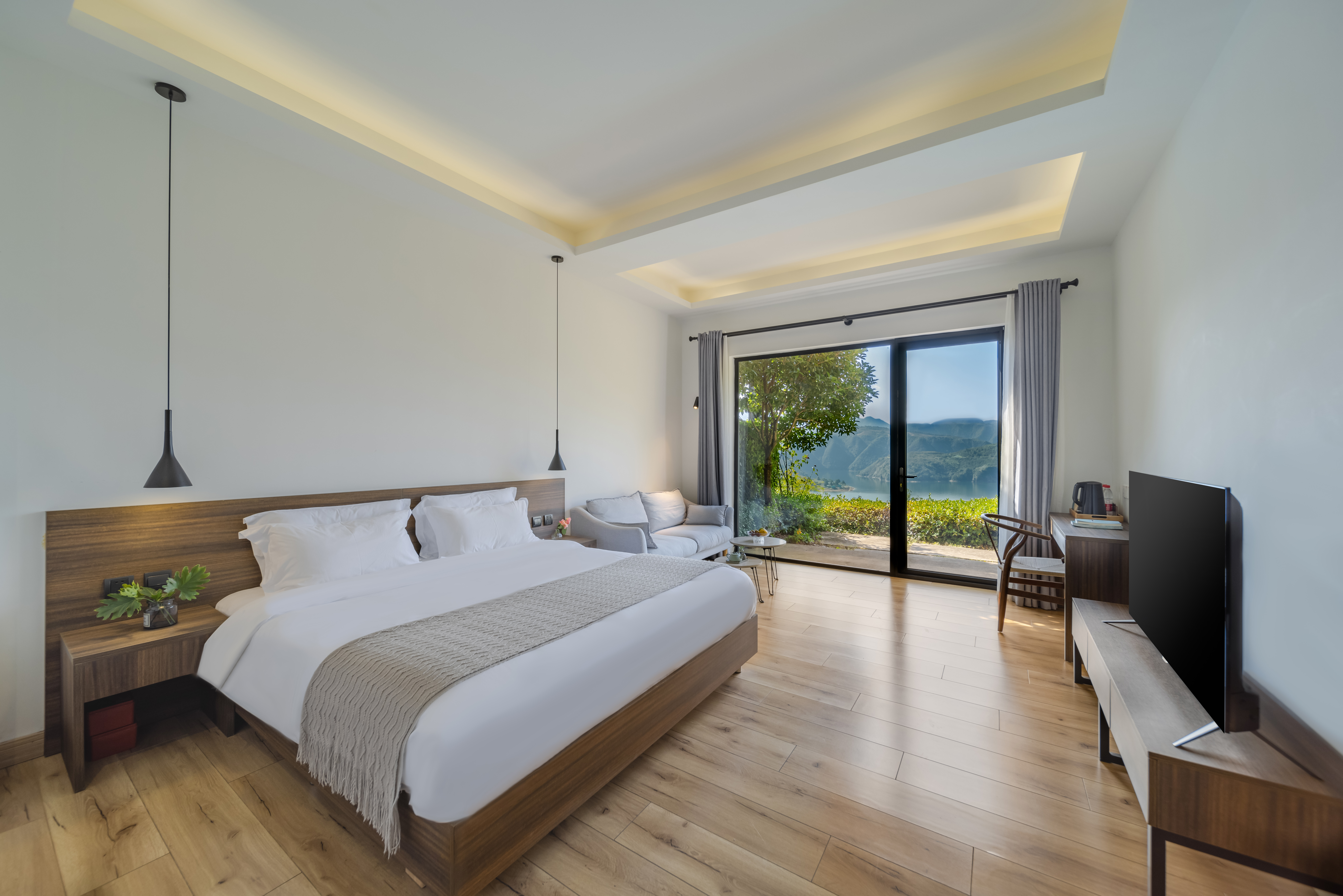 望山湖景大床房