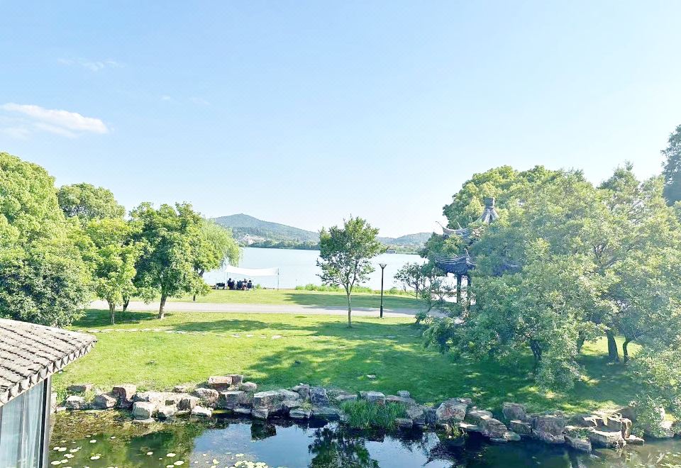 花园露台凉亭湖景房