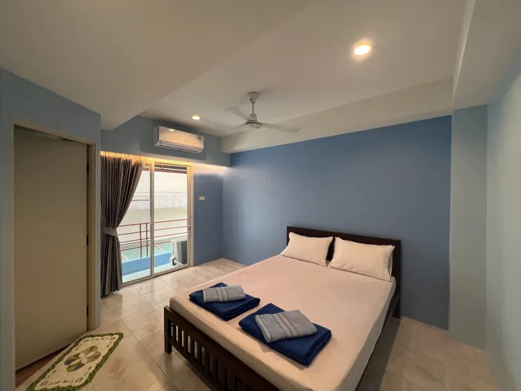 ห้องเตียงใหญ่พร้อมแอร์