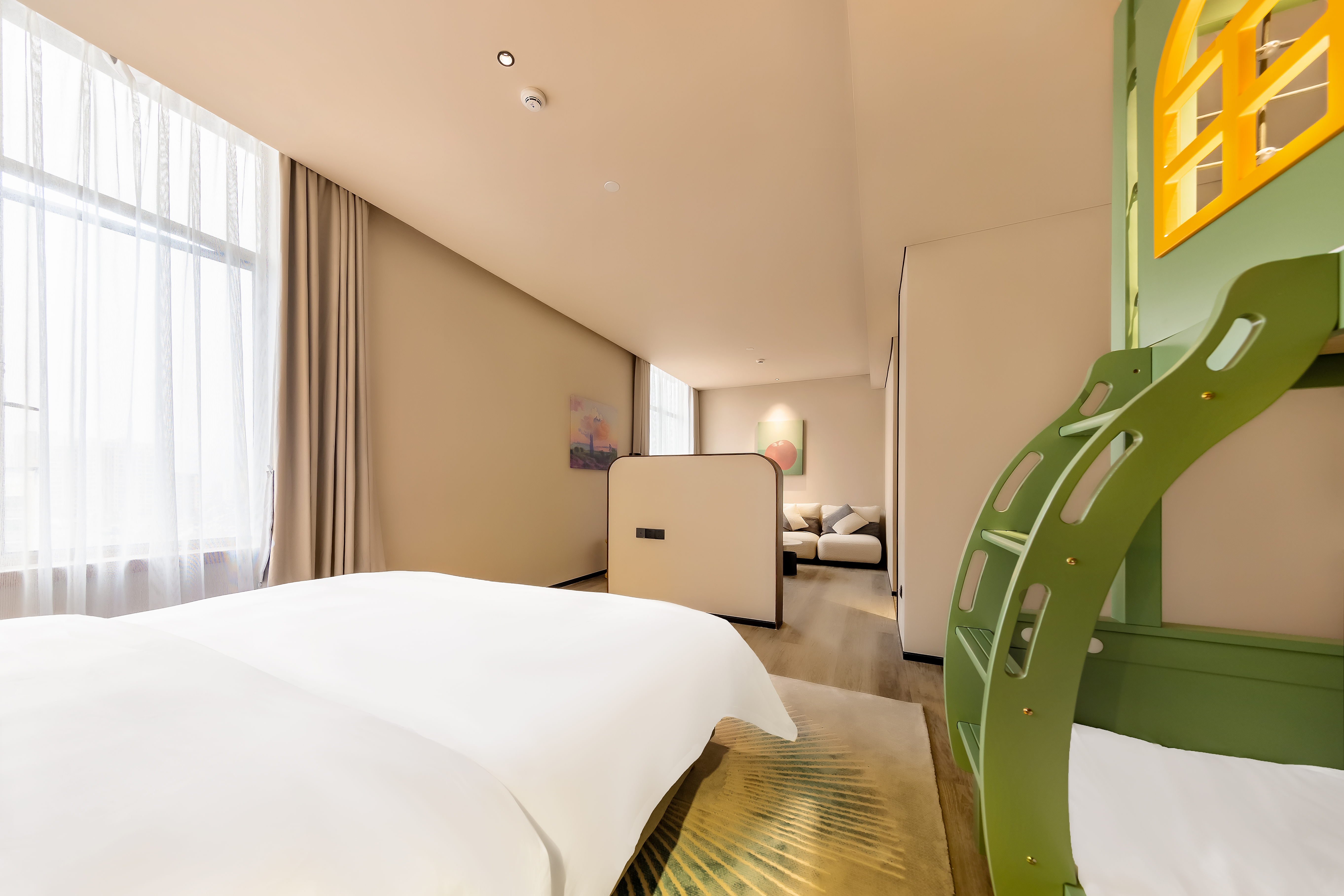 豪华亲子套房（荡秋千乐园+舒适无压舒眠床垫）