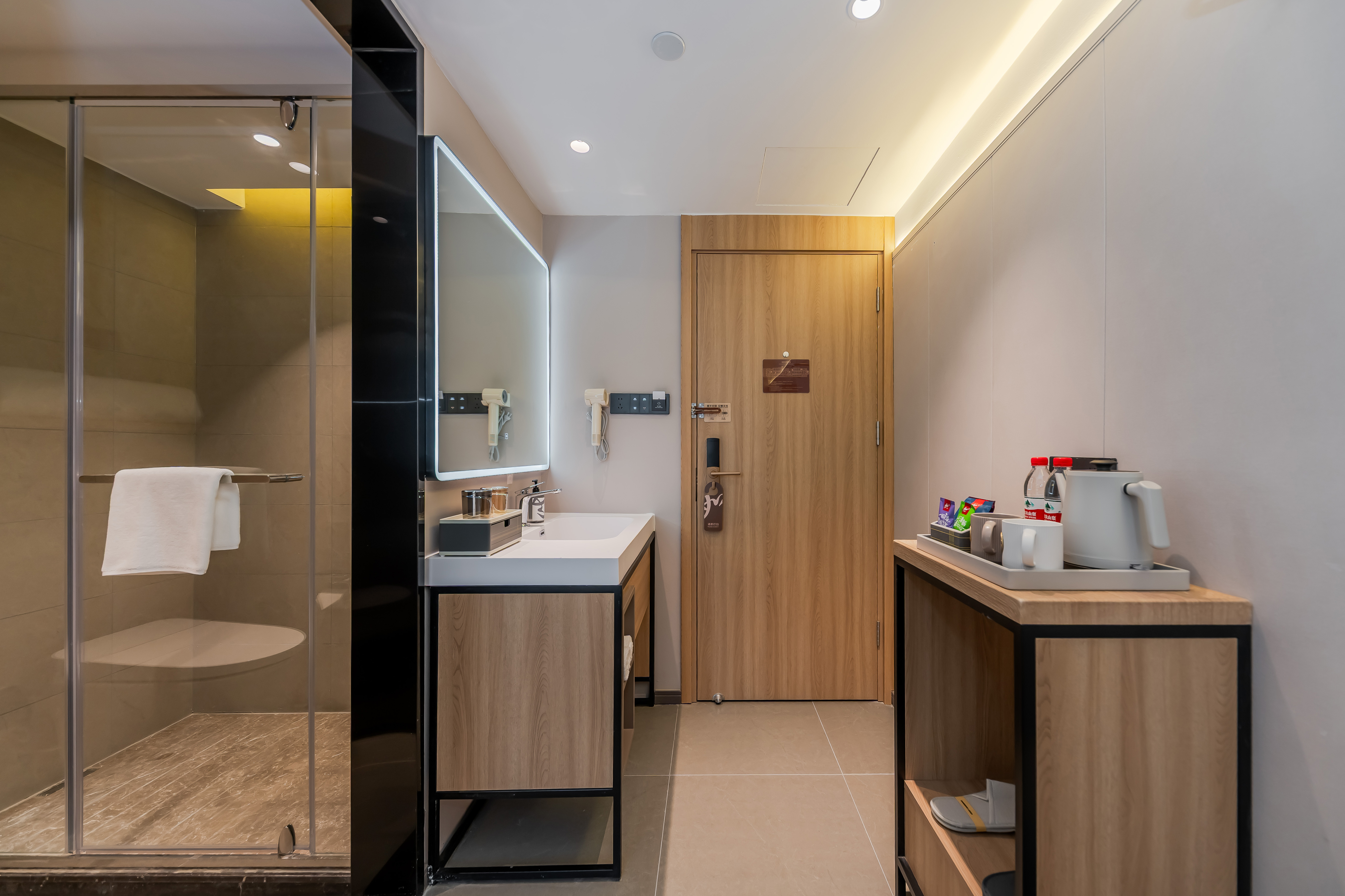 商务大床房（智能客控+手机投屏+徕芬吹风机）