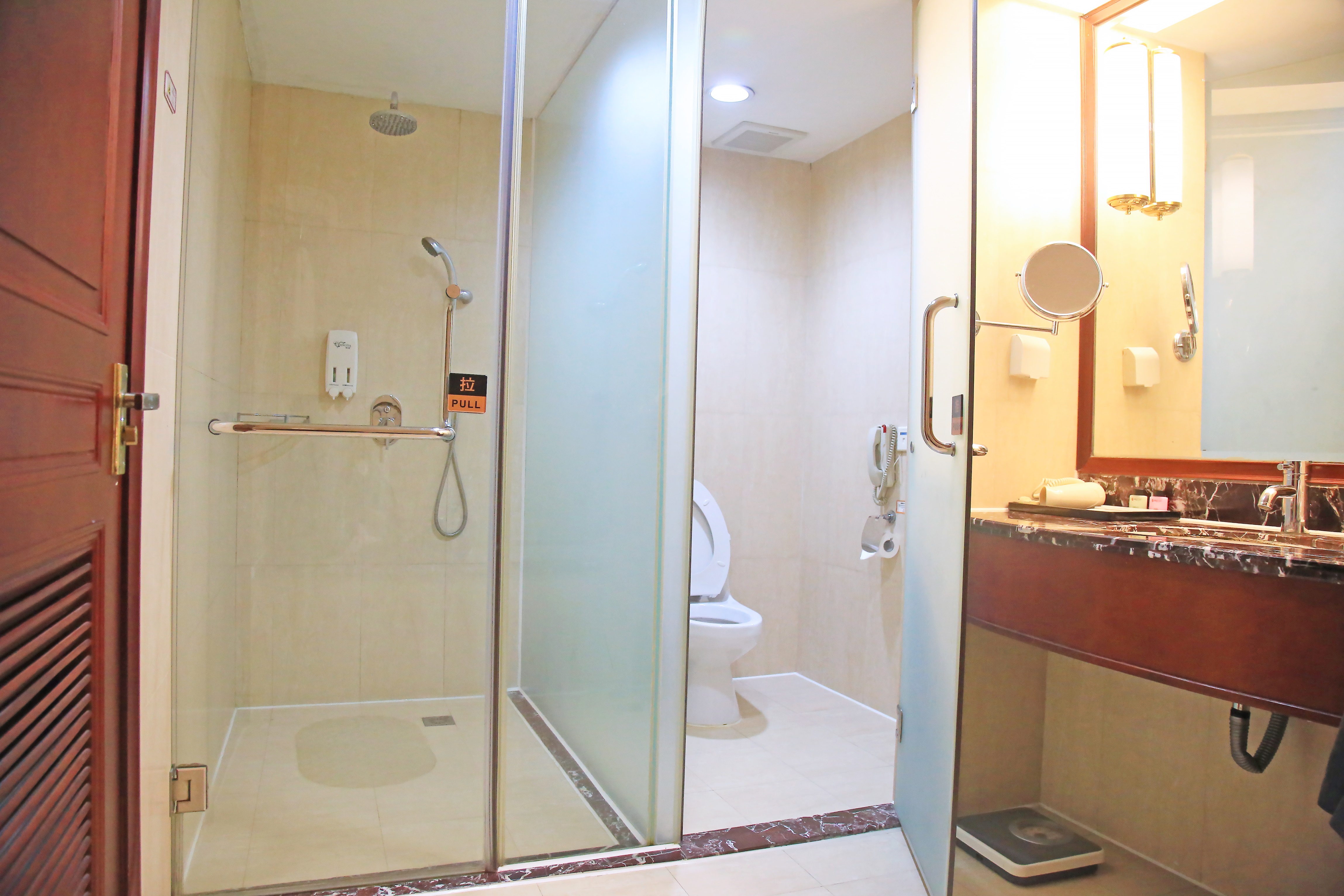 豪華大床房 大落地窗