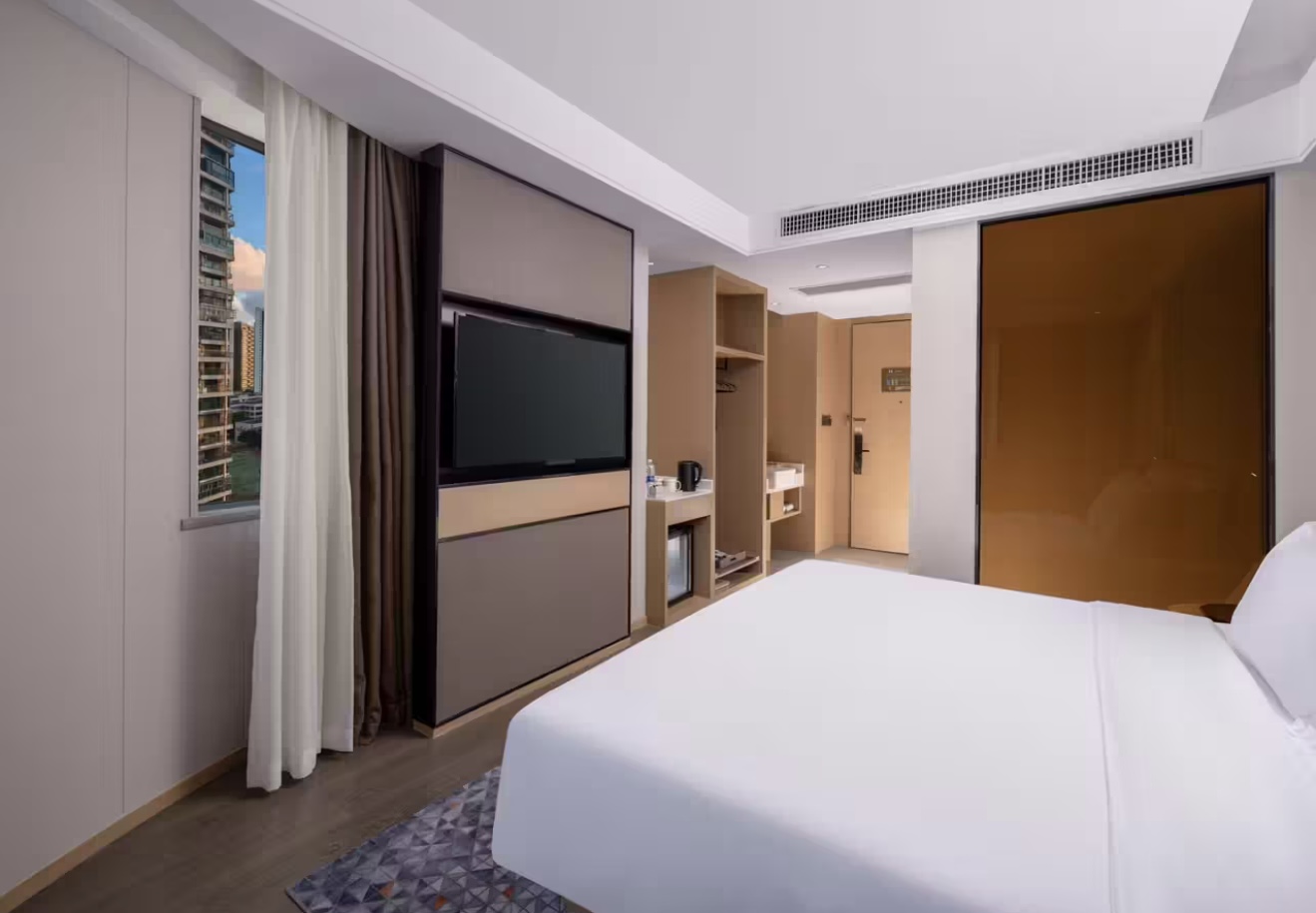 Holiday Inn Express Zhuhai Grand Theater by IHG优享大床房（办公桌椅+人体工学沙发+冰箱+投屏电视）