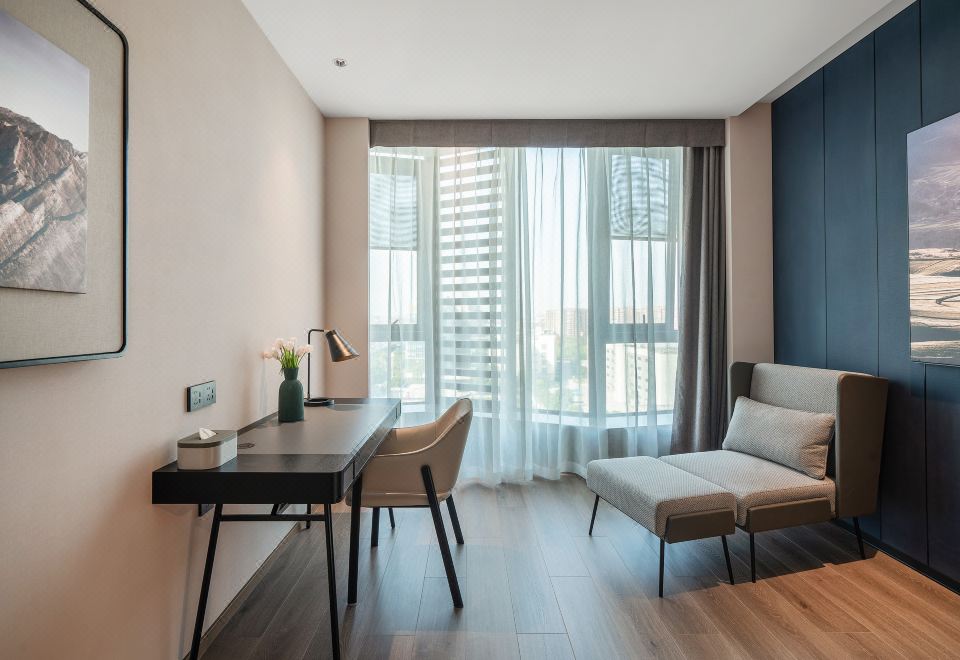 行政大床房（裸棉床品+投屏电视+小冰箱）