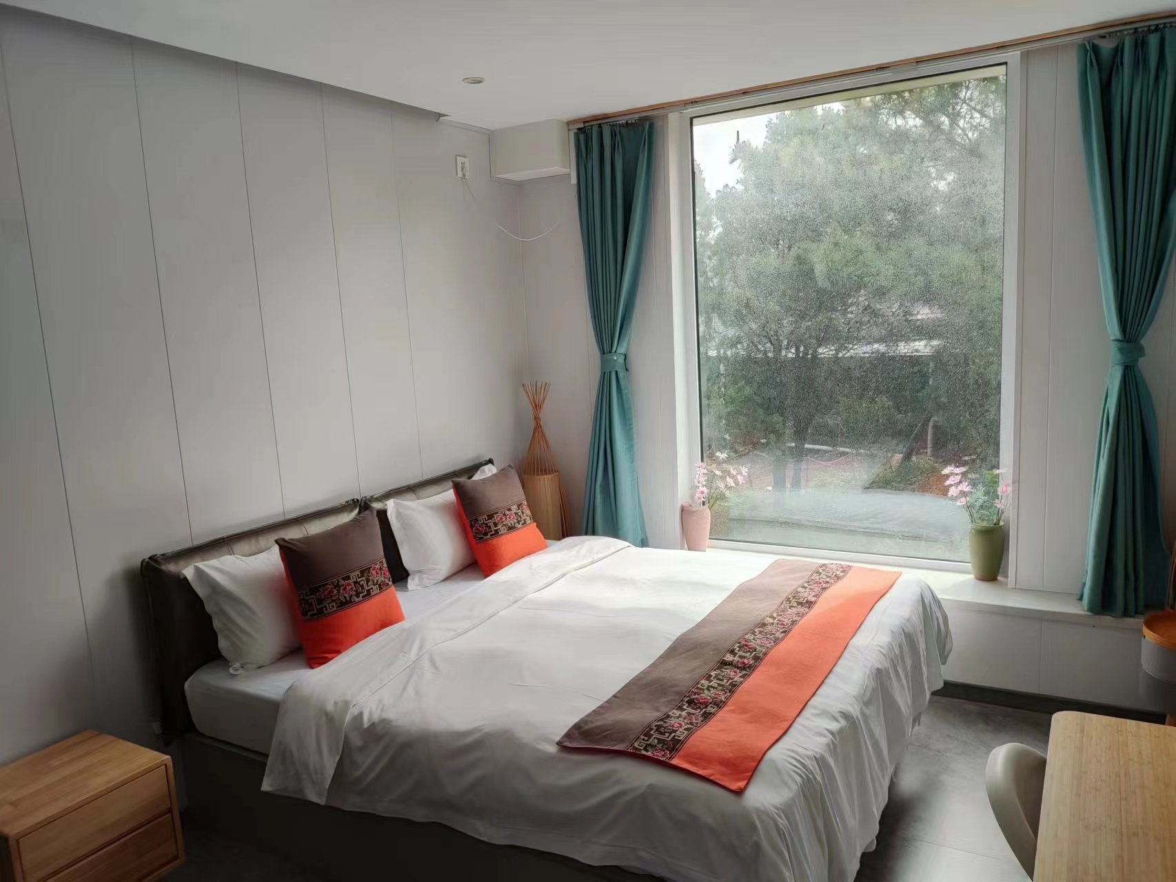 观海loft家庭房（全景飘窗+休闲桌椅）