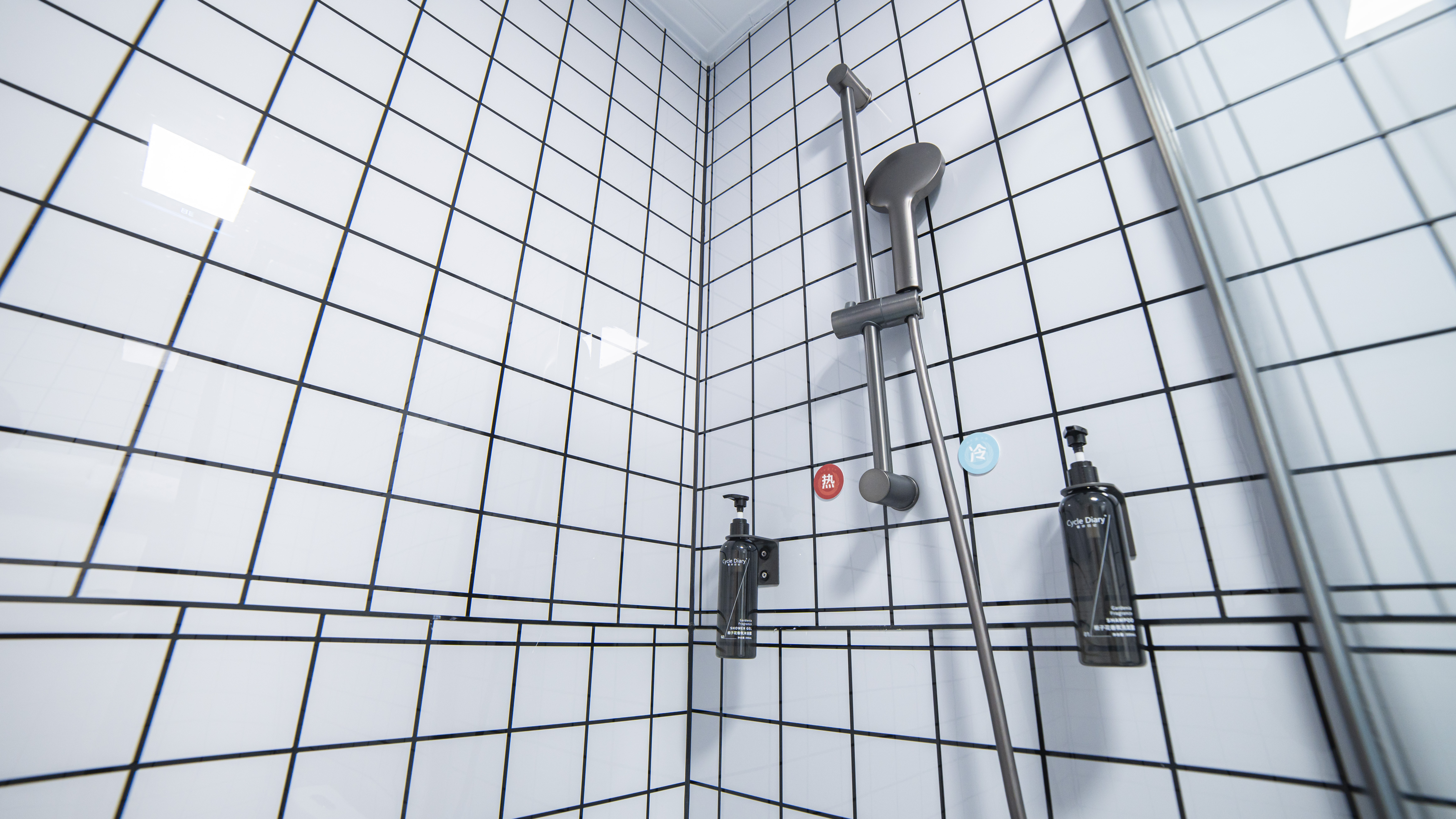 情侣电竞大床房[技嘉RTX4070显卡+i5十二代cpu+32寸2k分辨率+144hz高刷电竞大屏]