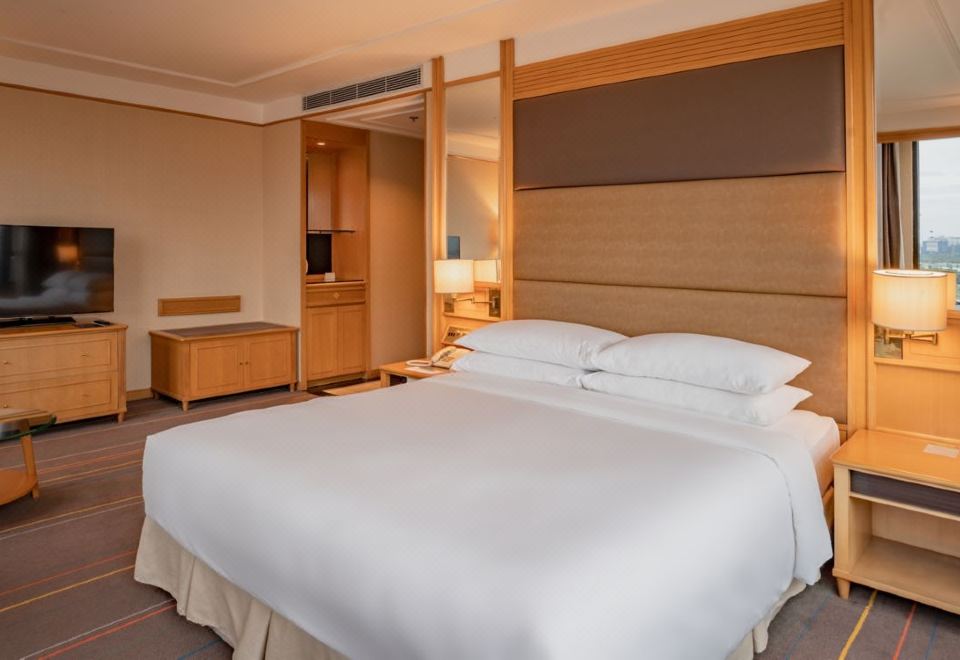 Renaissance Riverside Hotel SaigonR Club King Room