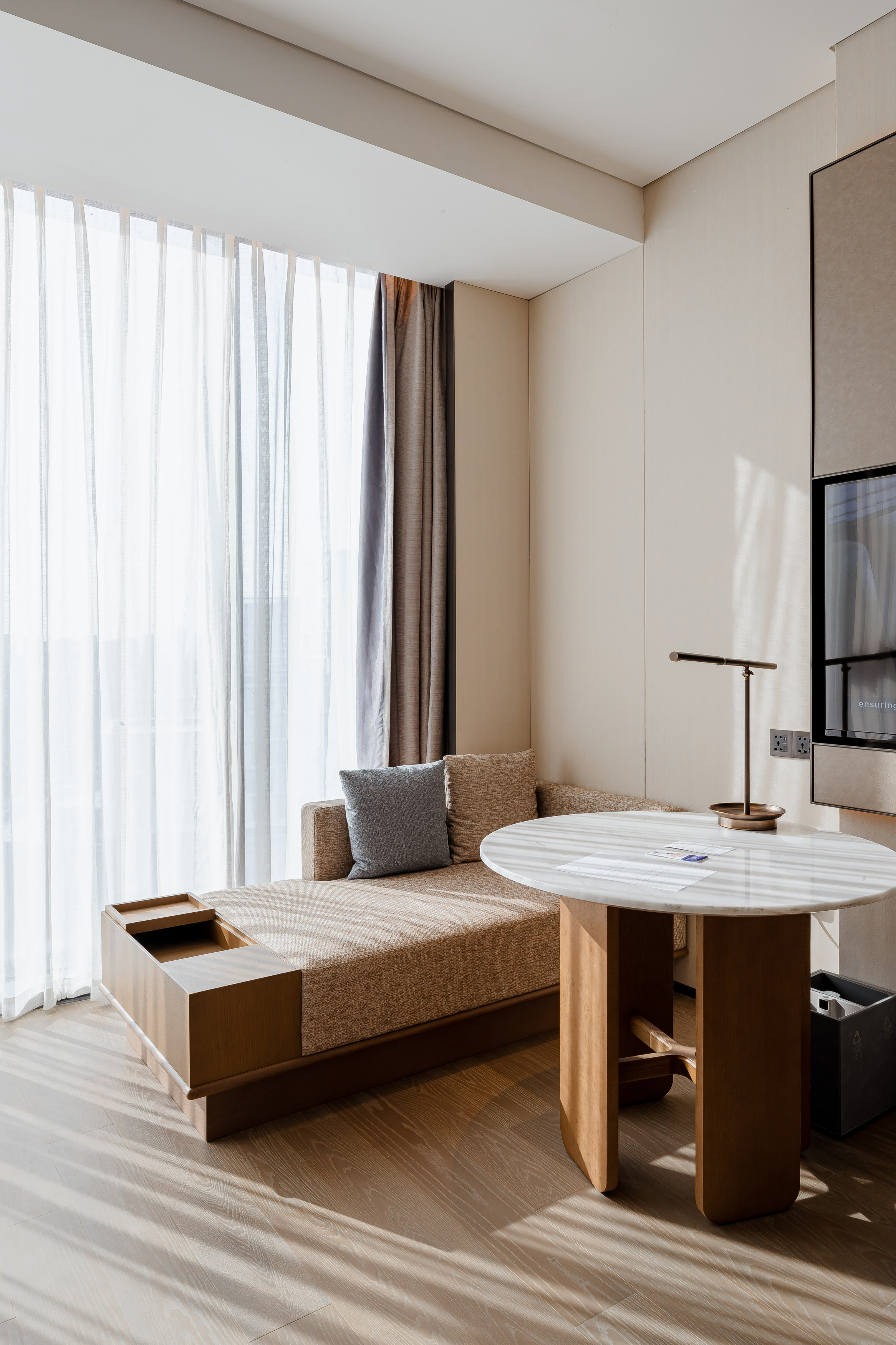 精选湖景大床房