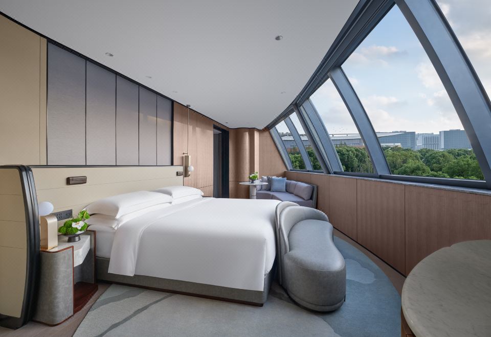 单卧湖景行政套房