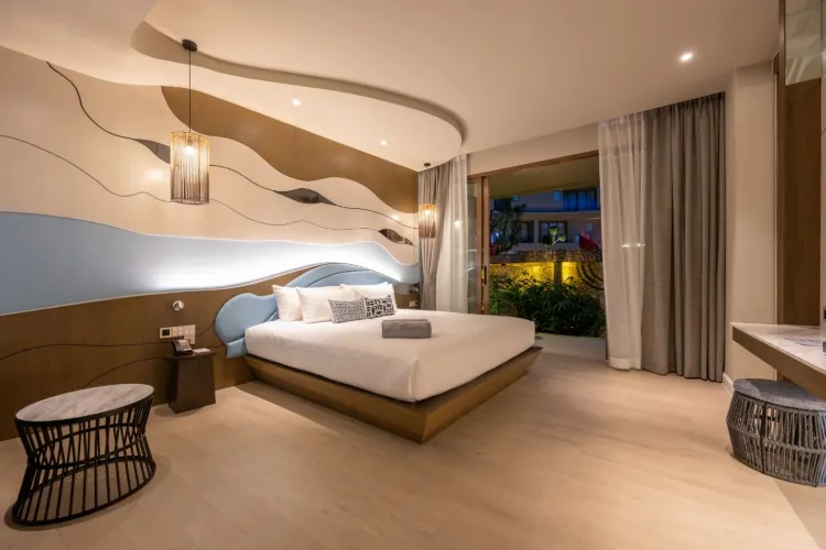 ห้องจูเนียร์สวีท เชื่อมกับสระว่ายน้ำ ชั้นแรก เตียงใหญ่หรือเตียงแฝด