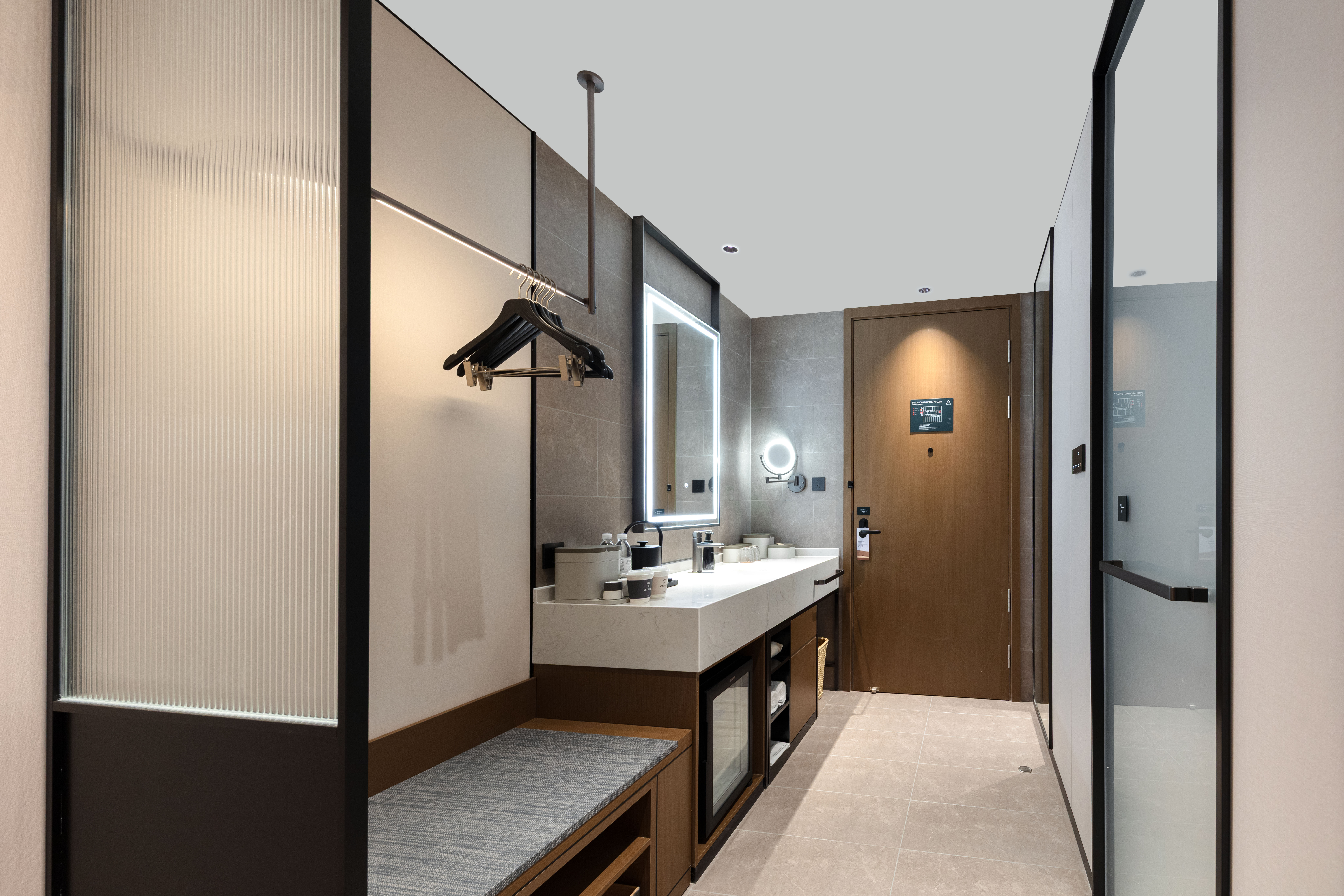 高级城景大床房【智控-深睡床垫-城市景观-mini冰箱】