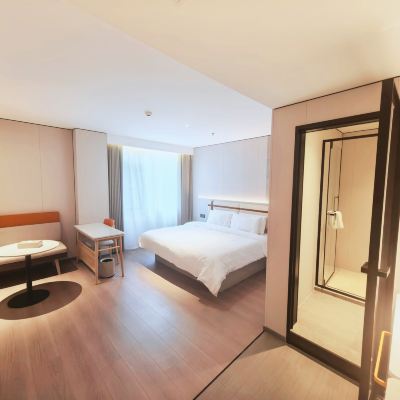 高級大床房『語音智能客控+安睡舒適床品+電視投屏』 如家商旅飯店（連雲港東海商業街高鐵站店）優惠