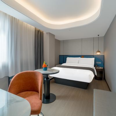 和頤大床房（65寸投屏電視+記憶床墊） 和頤飯店（瀋陽故宮中街地鐵站店）優惠