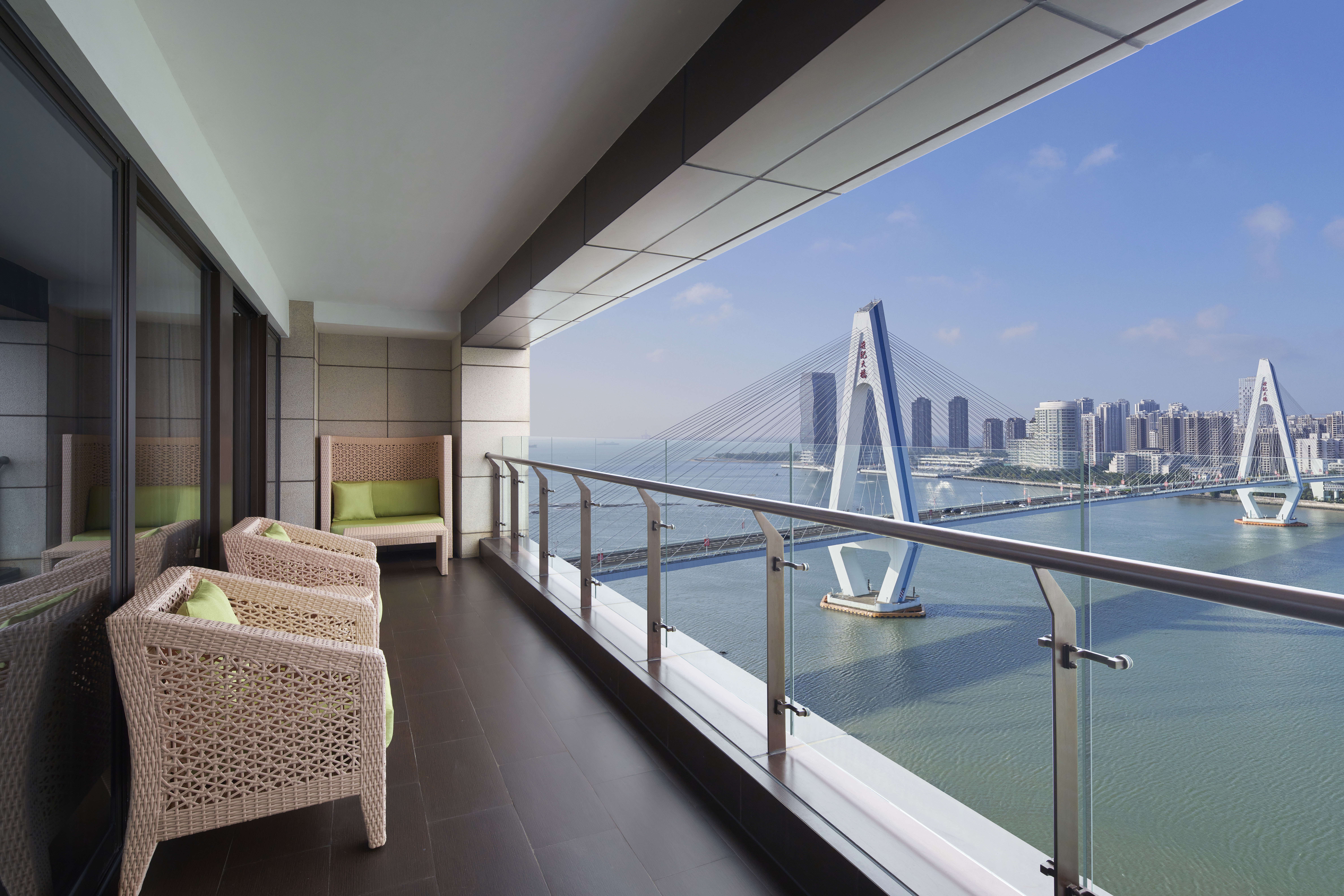甄选江海胜景套房-户外阳台丨观世纪大桥海景