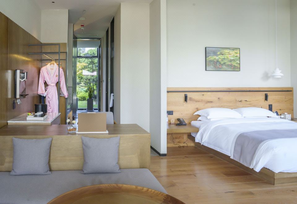 Courtyard King Room