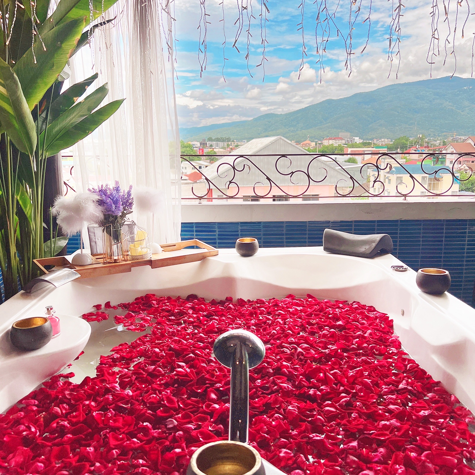 蜜月天空頂套房帶陽臺 （含氣泡酒1瓶， 玫瑰花瓣）