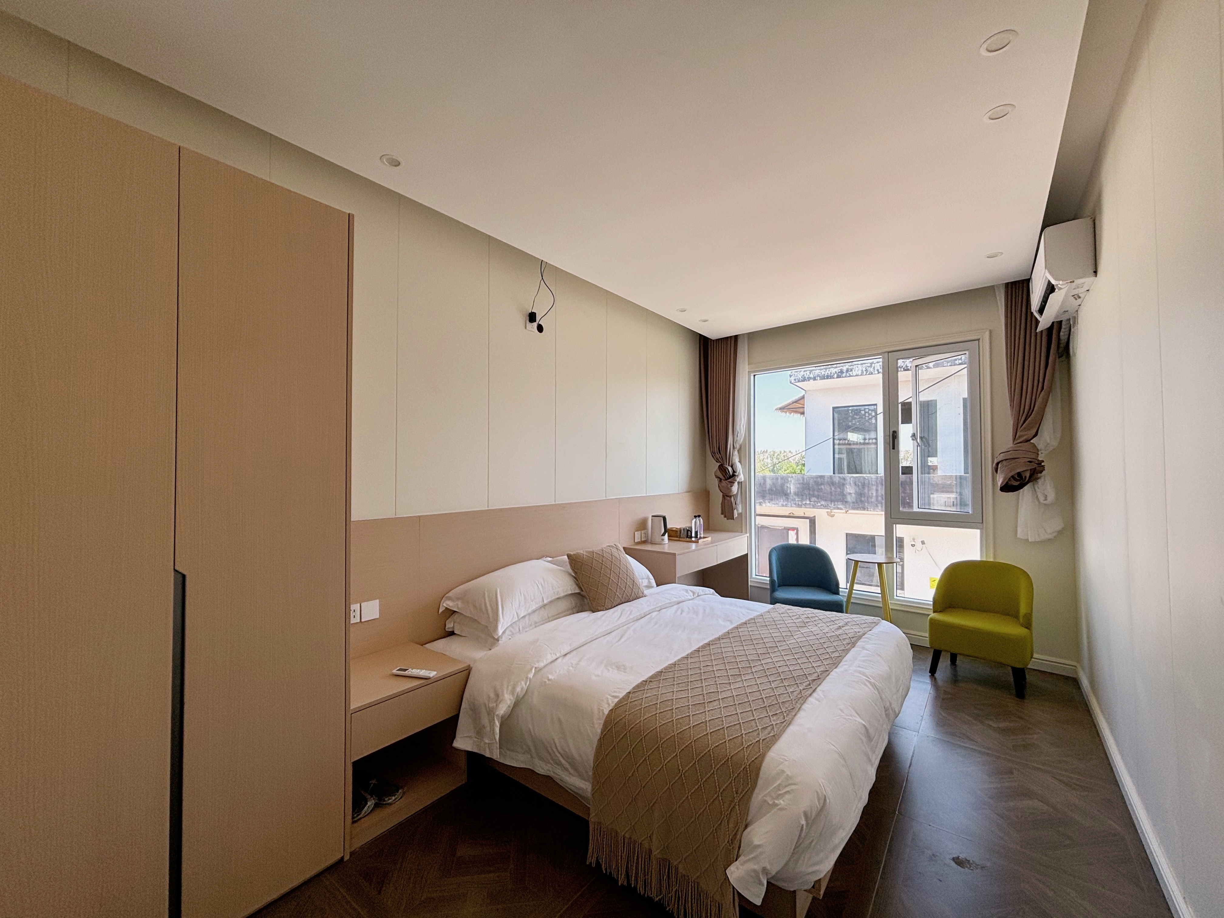 鑫璨-商务大床房