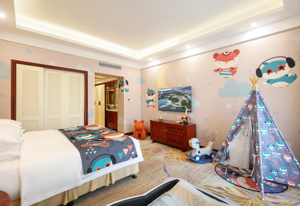 New Century Resort Qiandao LakeSenpo Family Room With Children's Bed
