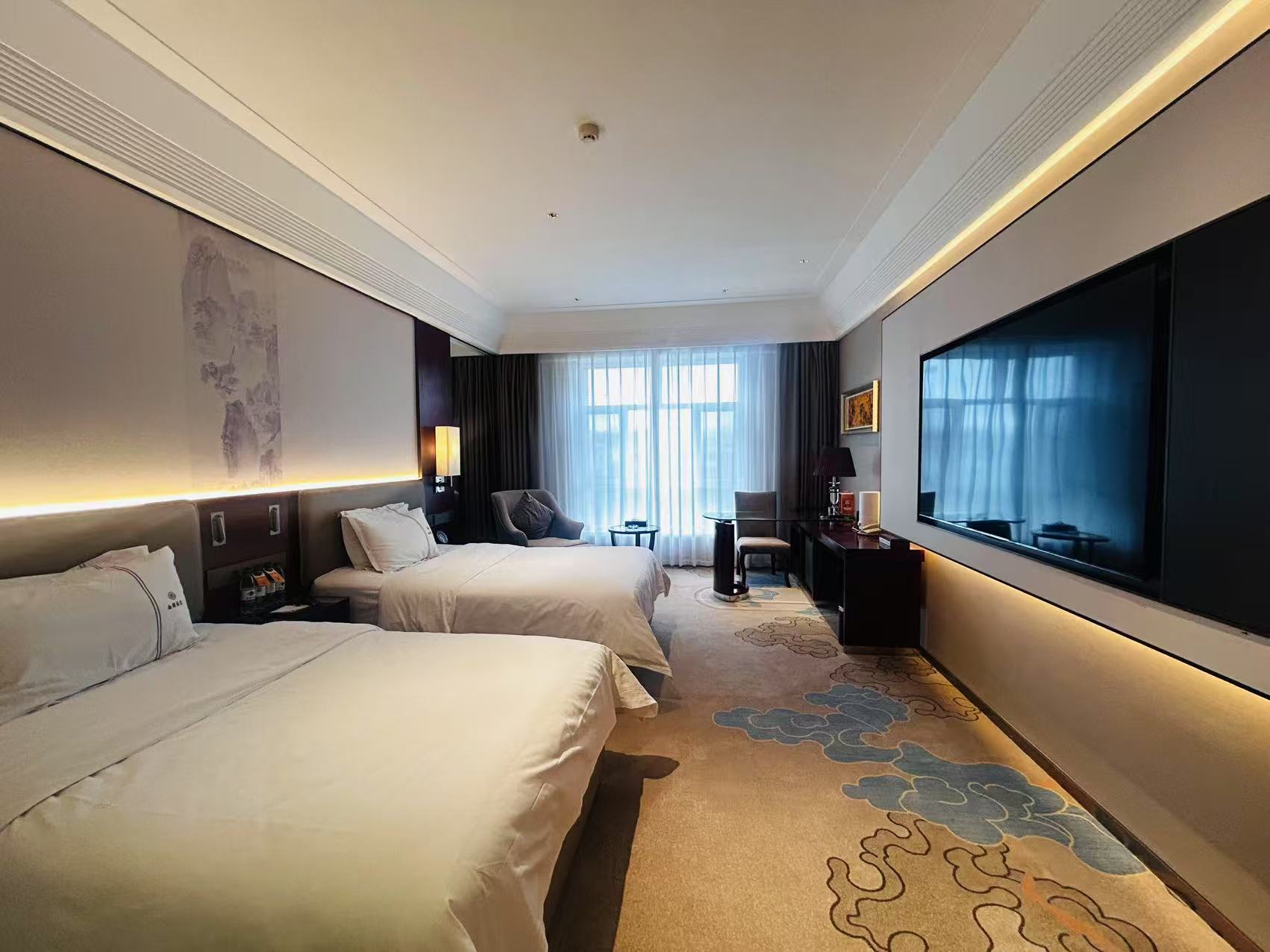 豪华双床房（智能客控+迷你小冰箱+落地窗+舒适浴缸）