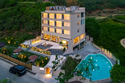 Tingshan Jiaoxia · Homestay: A Designer Riverside Mountain-View Retrea