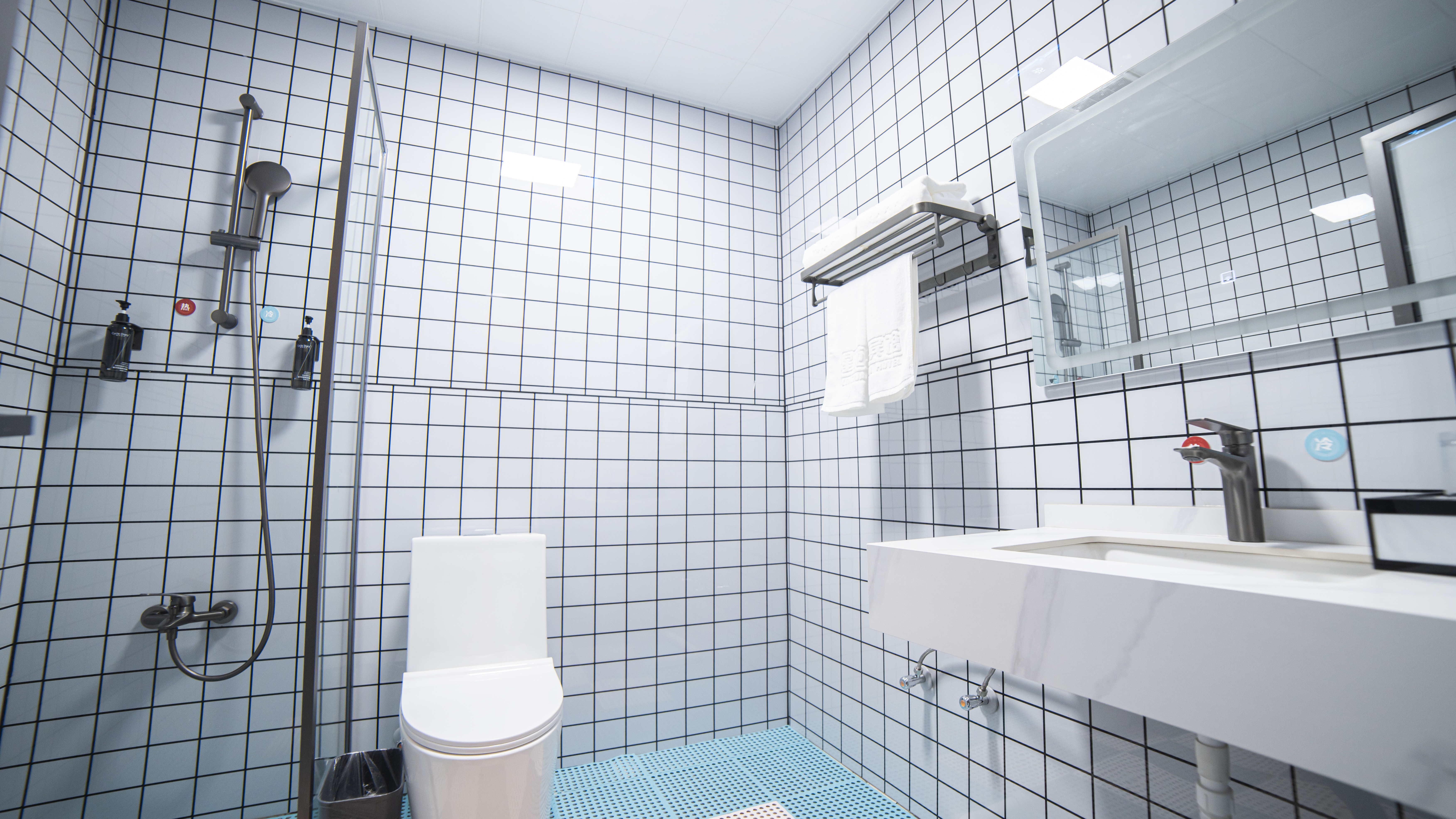 情侣电竞大床房[技嘉RTX4070显卡+i5十二代cpu+32寸2k分辨率+144hz高刷电竞大屏]