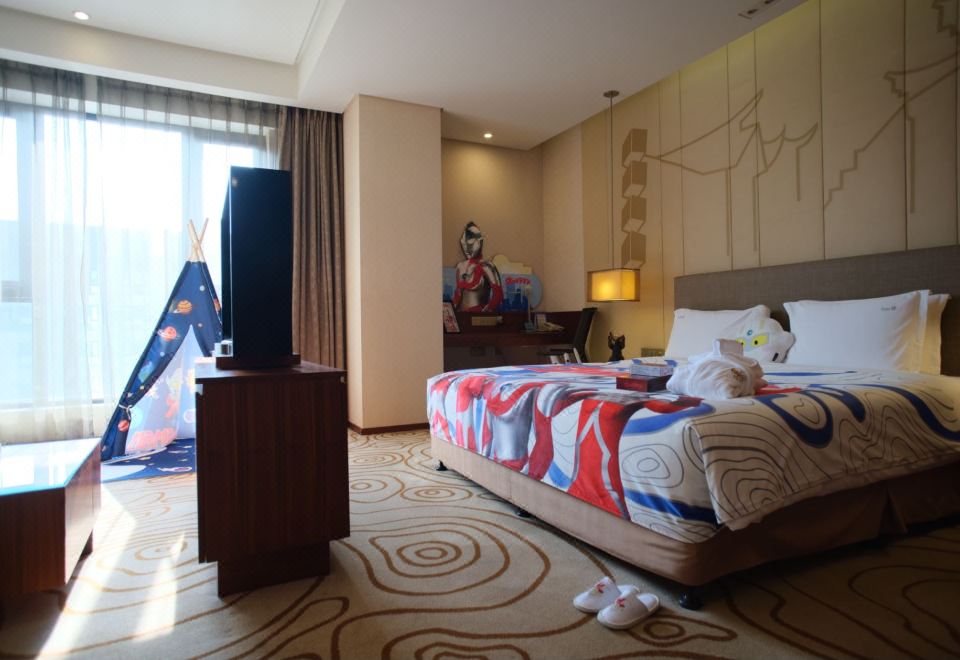 Holiday Inn Shanghai HongqiaoUltraman Theme Family Room