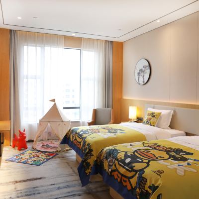輕奢樂伴隨行親子房（主題佈置+孩童玩具+一房三床） 麗呈朗譽飯店（肇慶七星巖景區店）優惠