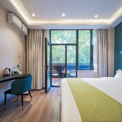 陽台家庭房（露天陽台+零圧床墊） 梧桐宿·精選設計師飯店（西安鐘鼓樓大差市地鐵站店）優惠