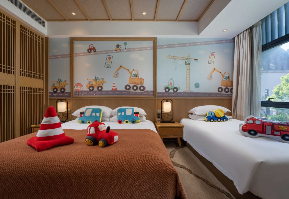 小汽车园景家庭房