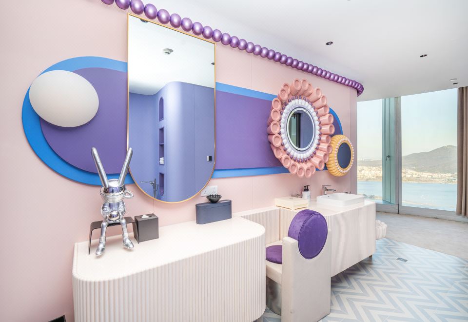 InterContinental NanjingFantasy Garden Themed Family Lake-View Suite