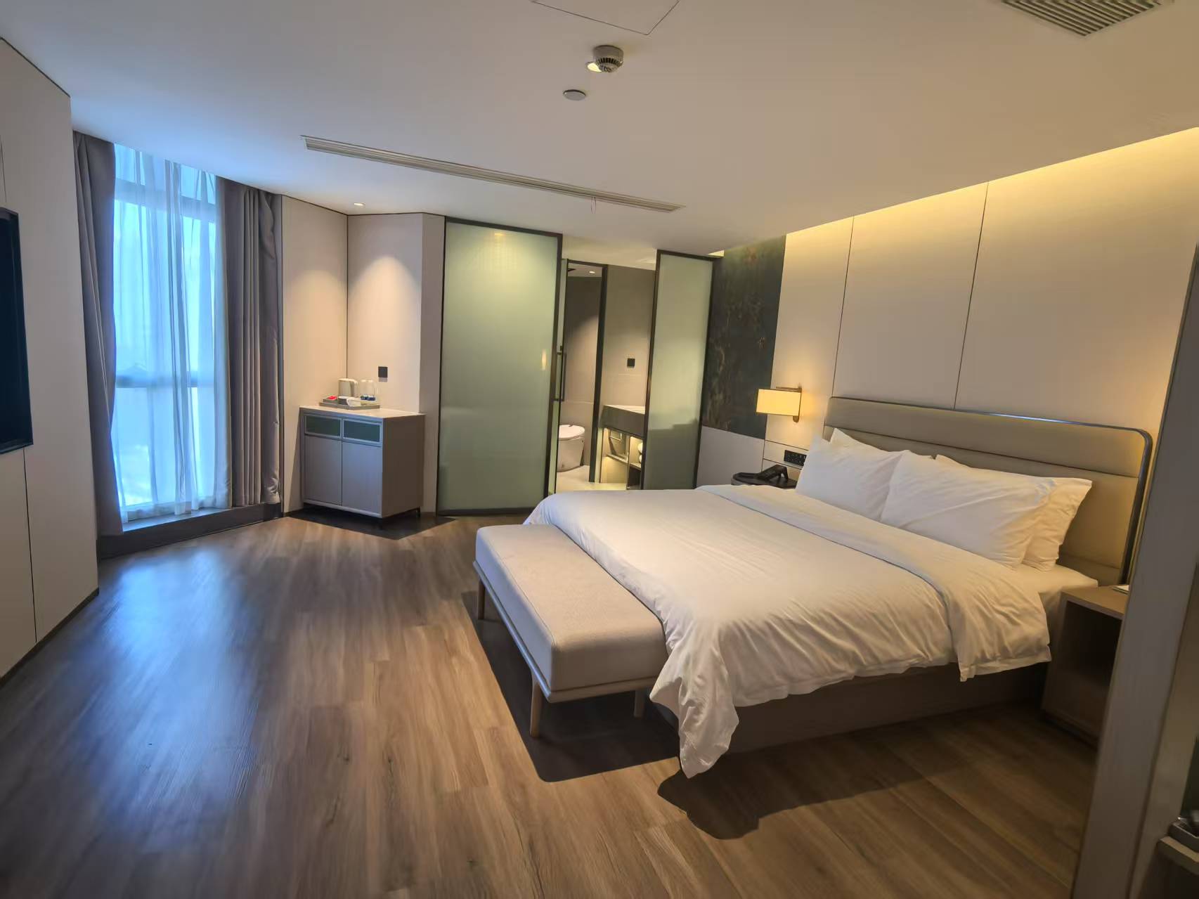 曼享行政大床房-智能客控+全景落地窗
