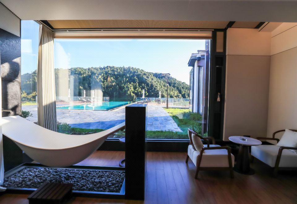 轻奢江景大床房A