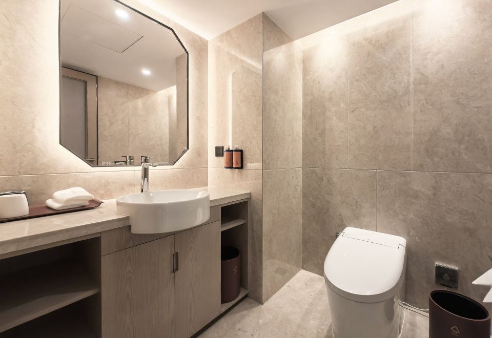 Beijing International HotelDeluxe King Bed Suite