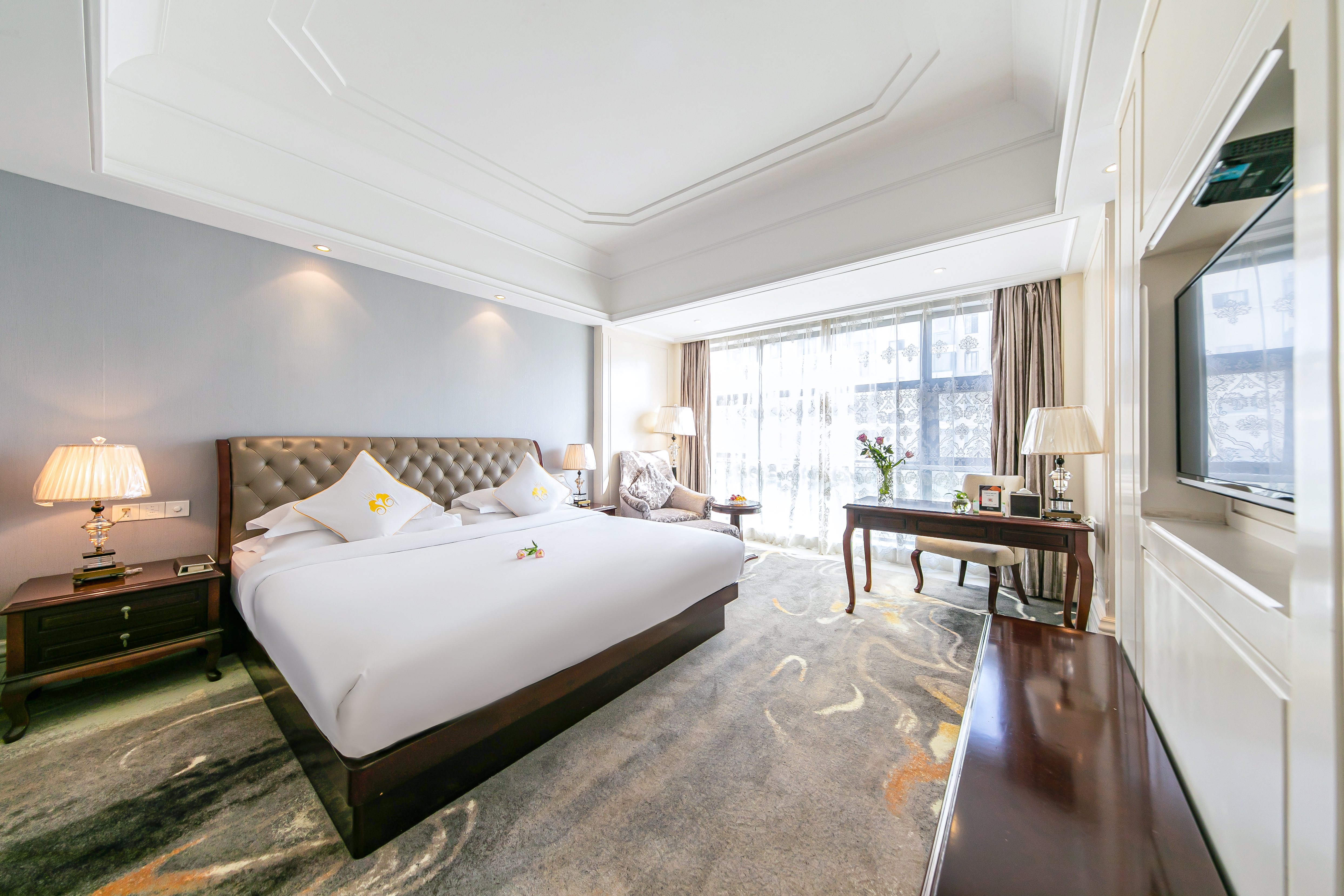 Rezen Hotel Zhoushan Tairu行政大床房（浴缸）