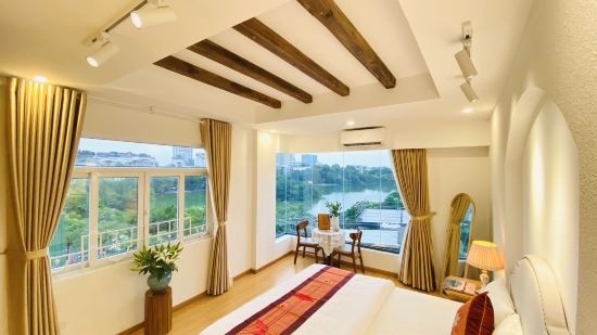La Mandarina Hotel & Travel at 13 Hang Hanh Street