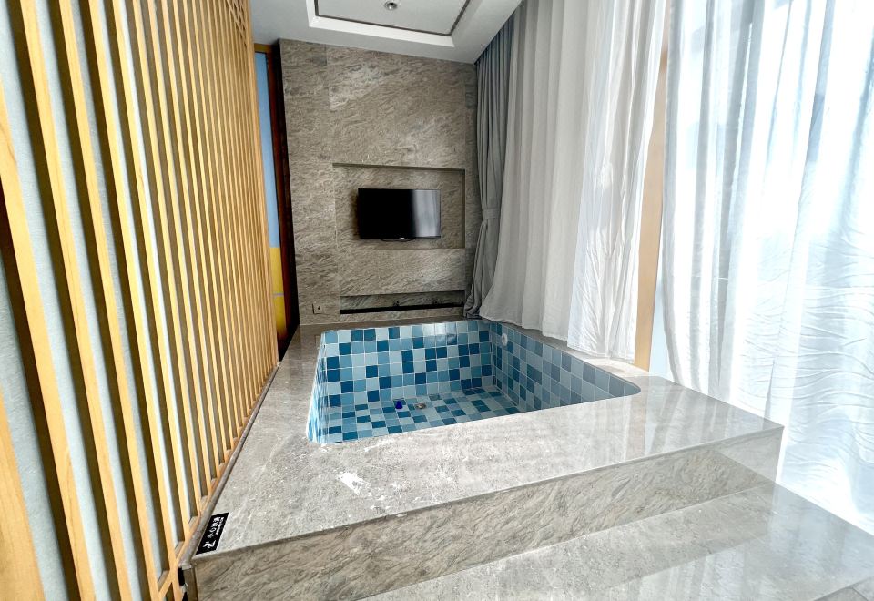 Baihualin Hot Spring Valley HotelKa Bao Racer Theme Family Room With Two Double Beds