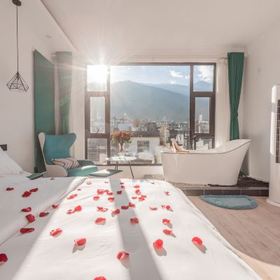 星語心願陽光大床房【窗外山景·浴缸套70寸智能電視】 大理古城來之星宿優惠