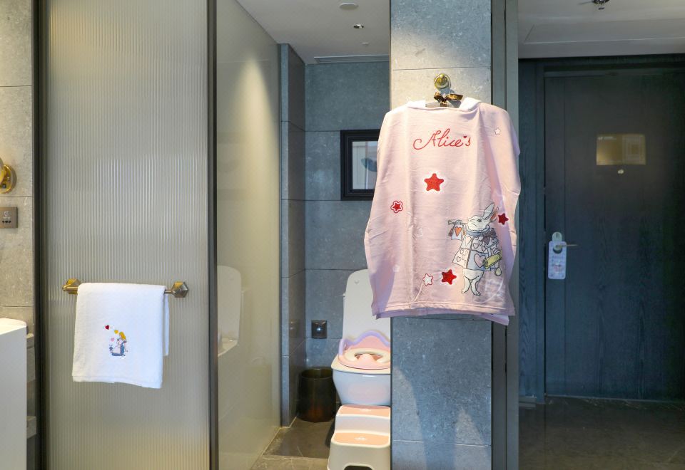 愛麗絲漫游奇境主題親子雙床房