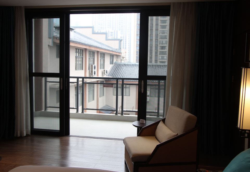 豪華園景陽臺大床房