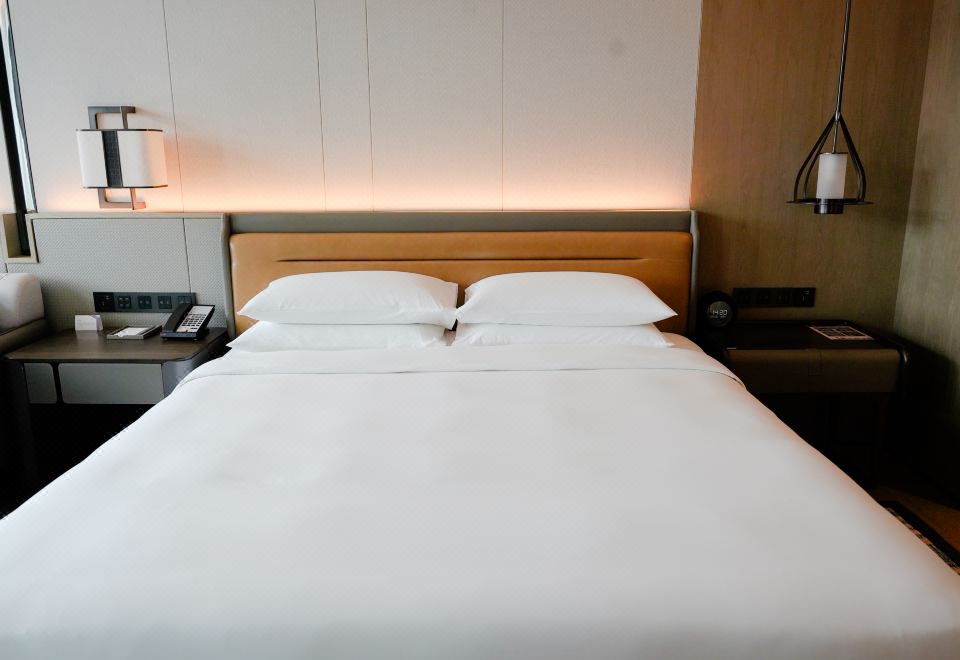 嘉宾轩空港景客房（大床）（智能投屏+机场景观落地窗）